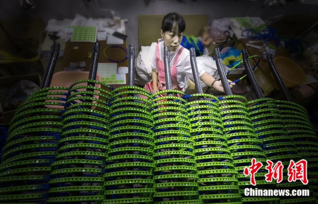 富春江边的一个乡用50年把球拍做“透”了(图9)