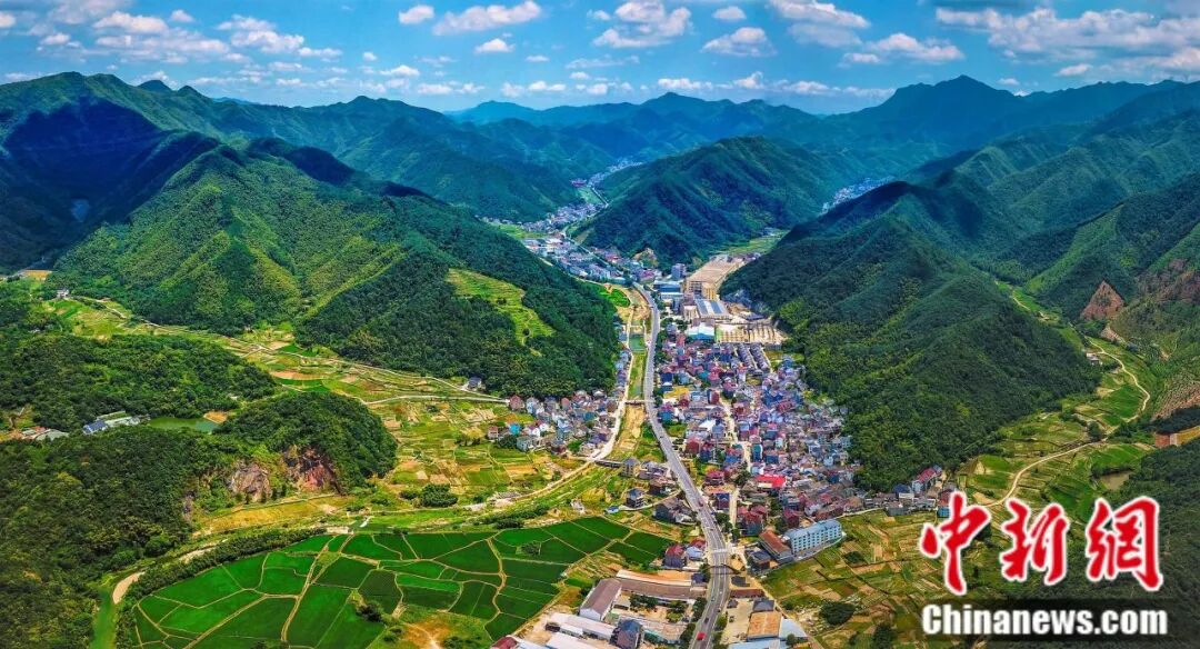 富春江边的一个乡用50年把球拍做“透”了(图2)