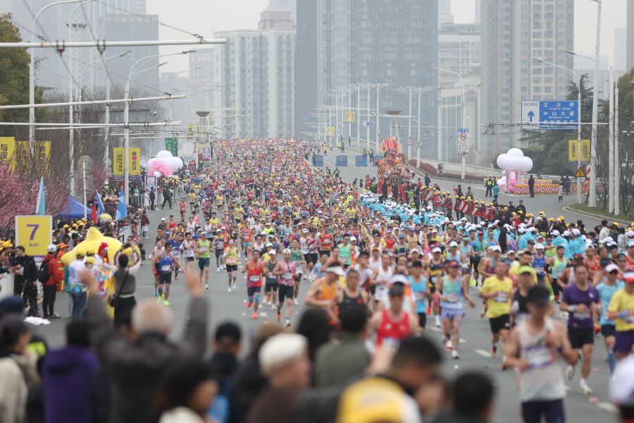 武汉“以赛兴城”：汉马十周年 “跑”出超10亿元经济效益(图1)