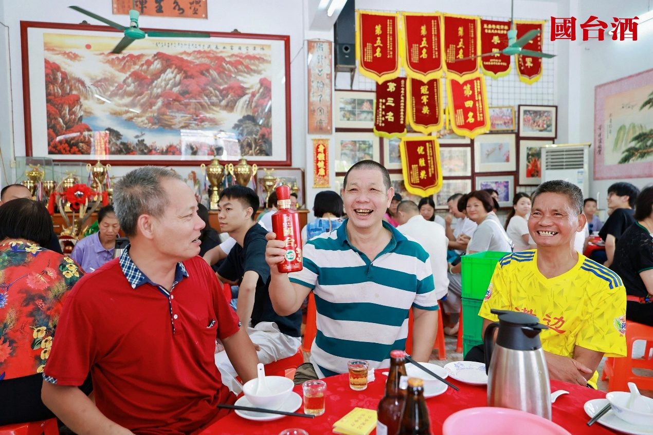 九游官网入口：端午遇上父亲节：国台酒以“通透”致敬传承(图3)