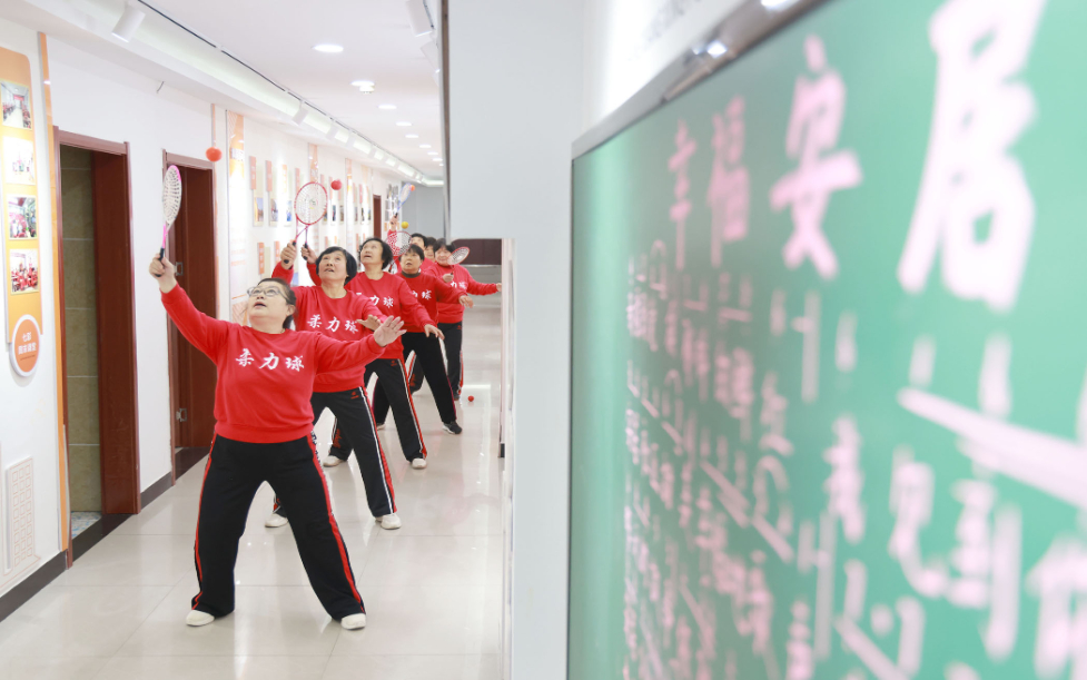 九游体育：老年“健身热”解锁银发经济新赛道